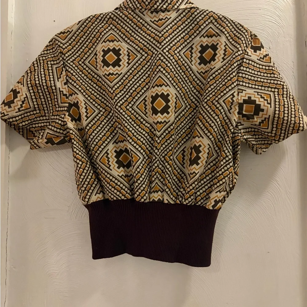 Geometric Patterned Short Sleeve Top - Picture 7 of 7